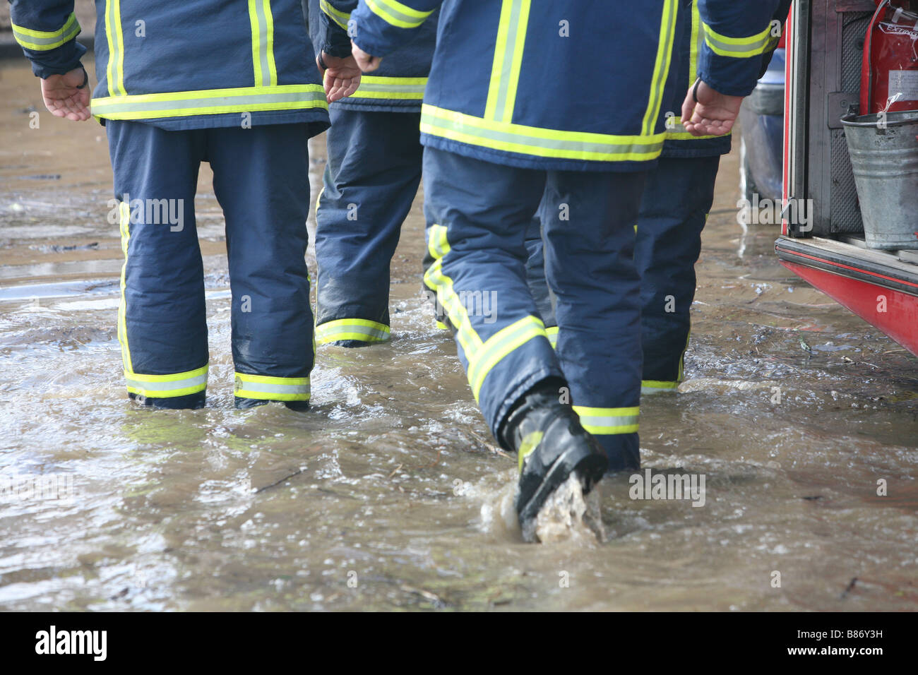 die Feuerwehr hilft Pumpe Wasser aus einem überschwemmten Pub in Hertford, platzen Hertfordshire nach einem Fluss seiner bank Stockfoto