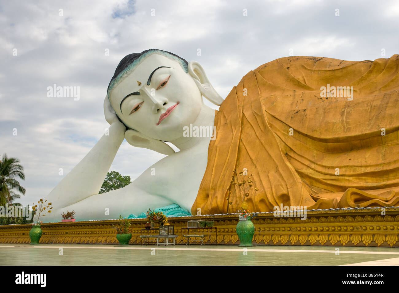 Giant Buddha 100 Mt Bago Myanmar schlafen Stockfoto