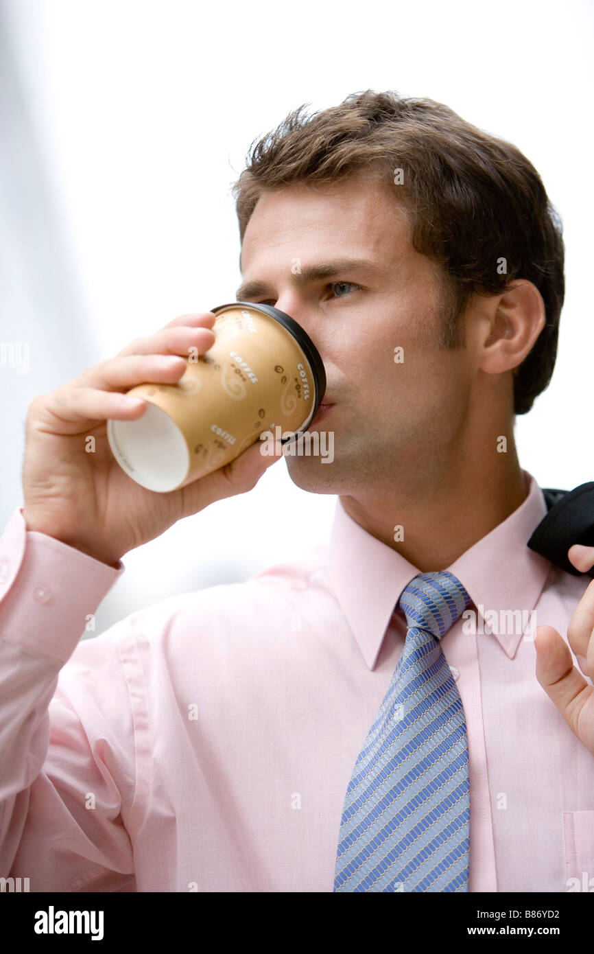 Geschäftsmann Ausstanzen Kaffee hautnah Stockfoto