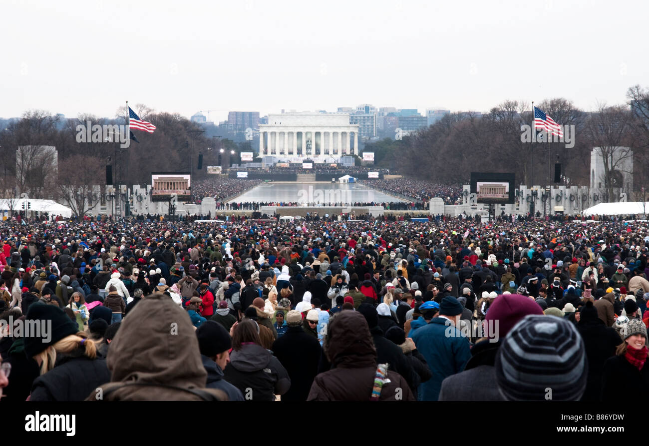 Hunderte von Tausenden drängen das Lincoln Memorial für ein all-star-Konzert feiert die Amtseinführung von Barack Obama Stockfoto