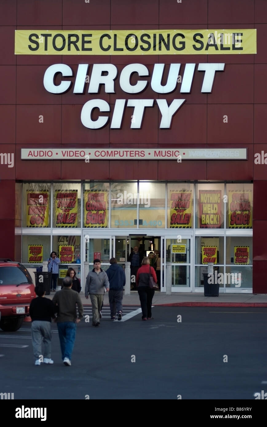 Eines der 567 Shops, die die Vereinigten Staaten zweitgrößte Elektronikhändler Circuit City im Jahr 2009 geschlossen wird. Stockfoto
