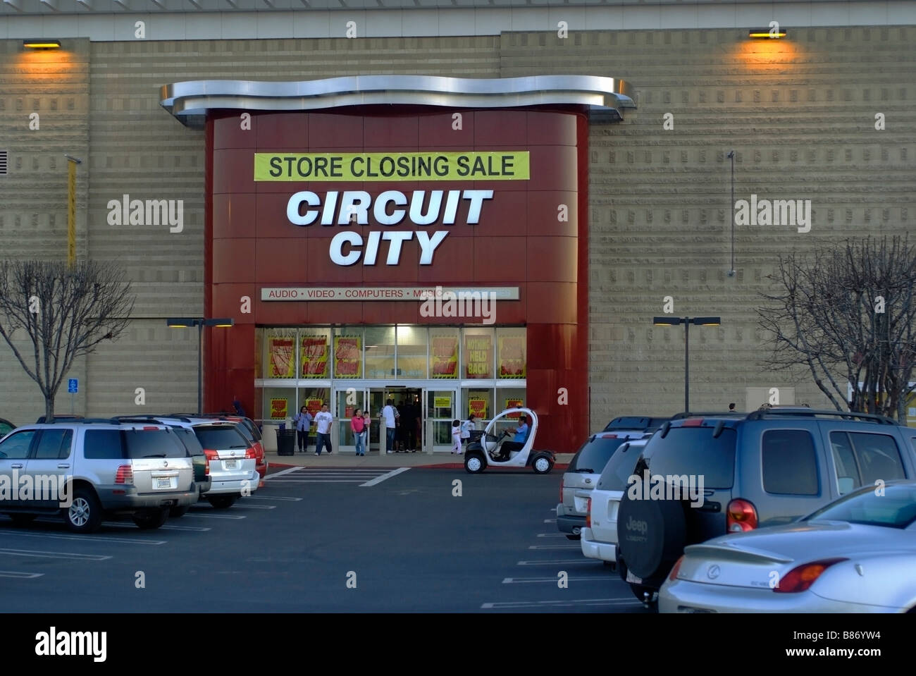 Eines der 567 Shops, die die Vereinigten Staaten zweitgrößte Elektronikhändler Circuit City im Jahr 2009 geschlossen wird. Stockfoto
