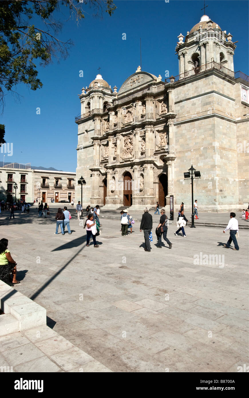 die Vorderseite des Oaxaca Kathedrale, mit Passanten auf der Plaza Alamada de Leon in Oaxaca, Mexiko Stockfoto