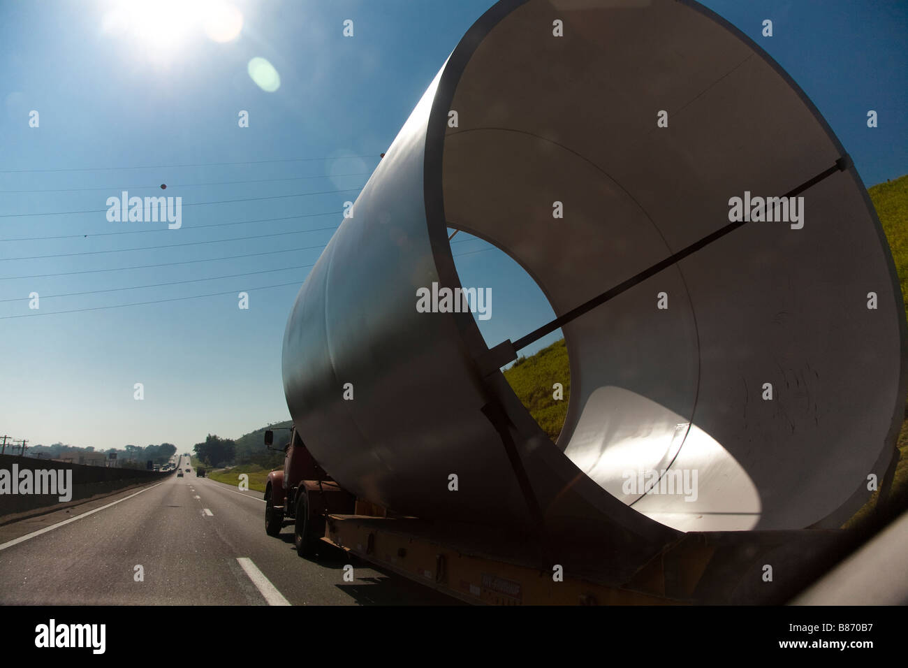 LKW transportiert Turbinengehäuse, Bandeirantes Autobahn, Sao Paulo Staat Brasilien Stockfoto