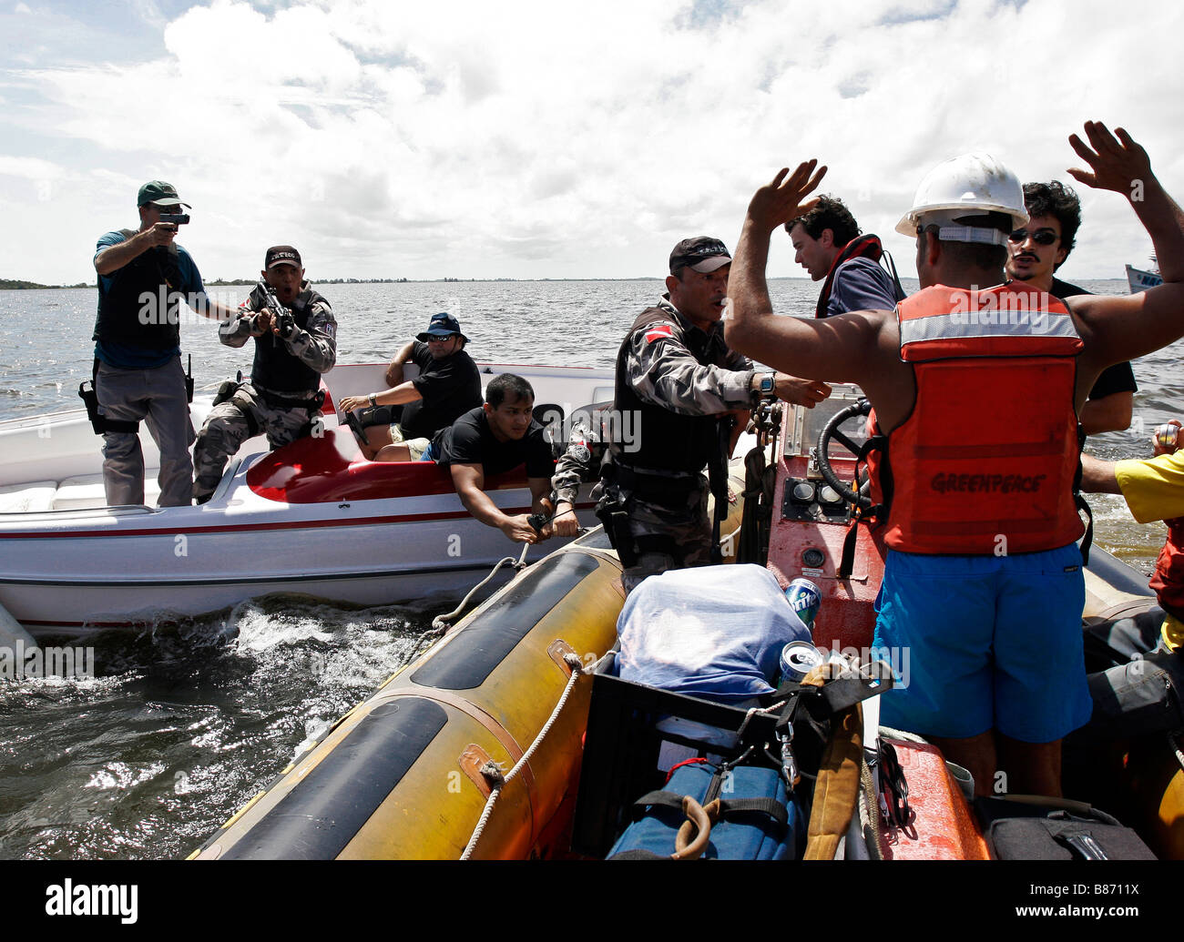 Greenpeace-Aktivisten verhaftet von der Polizei protestiert gegen Cargill Unternehmen eine großen multinationalen Soja-Exporteure Amazonas Brasilien Stockfoto