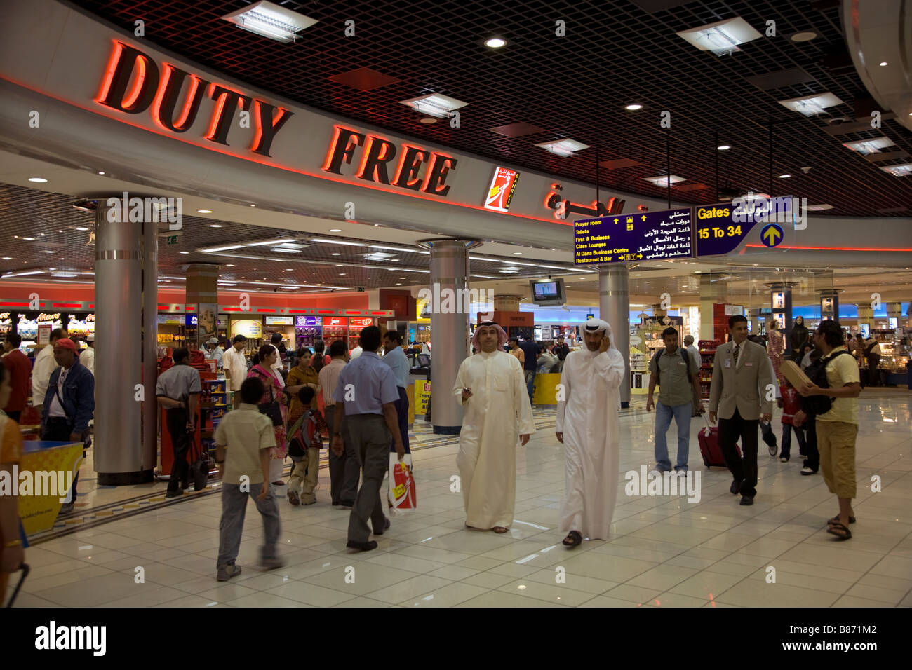 Passagiere in einer Abflughalle außerhalb der duty free Shop. Flughafen Bahrain. Stockfoto