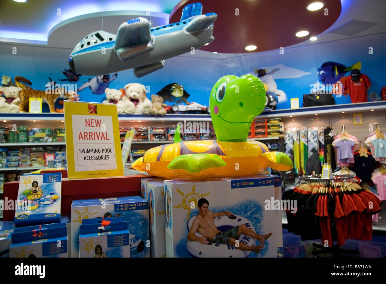 Anzeige der Kinder Spielzeug in einem Spielzeugladen in der in der Abflughalle des Bahrain international Airport. (45) Stockfoto