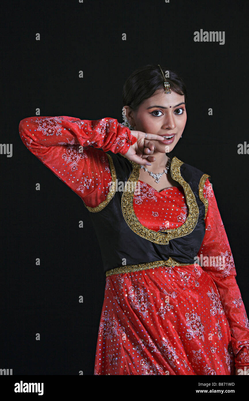 Eine Frau, die Durchführung Odissi der indischen klassischen Tanz, Indien. Stockfoto