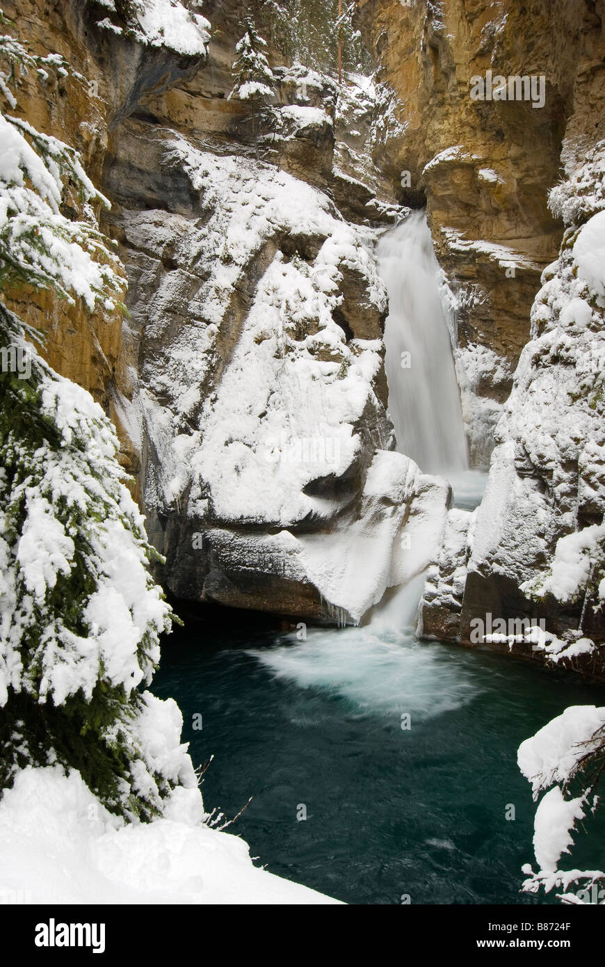 Wasserfall im Winter, Johnston Canyon, Banff Nationalpark, Alberta, Kanada Stockfoto