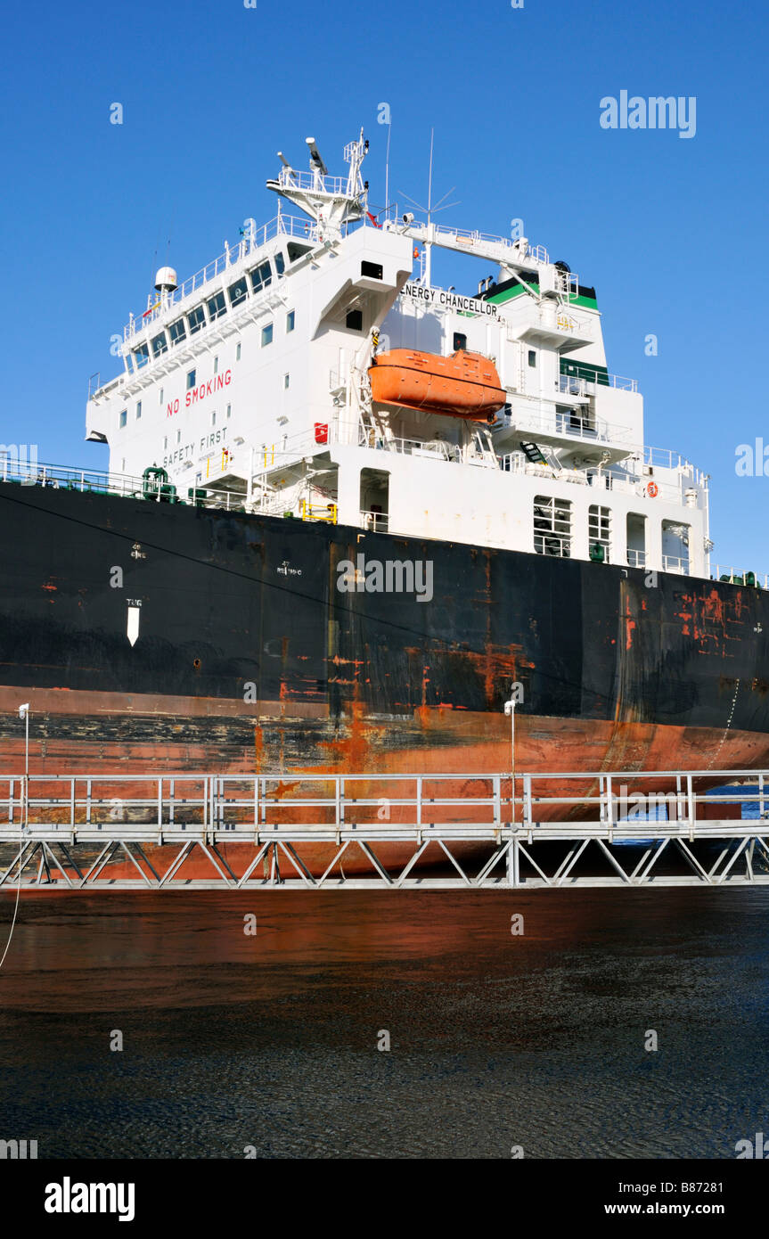 Heck des Öltankers Schiff mit Bridge hoch im Wasser und Gehweg oder Gangway Kommunikation Array Satellitenantennen und Rettungsboot Stockfoto