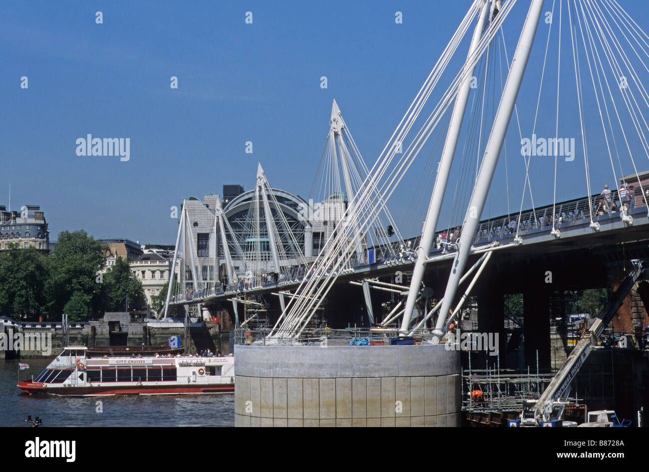 London, Hungerford Bridge, südlichen Golden Jubilee Bridge, Blick Richtung Charing Cross. Stockfoto