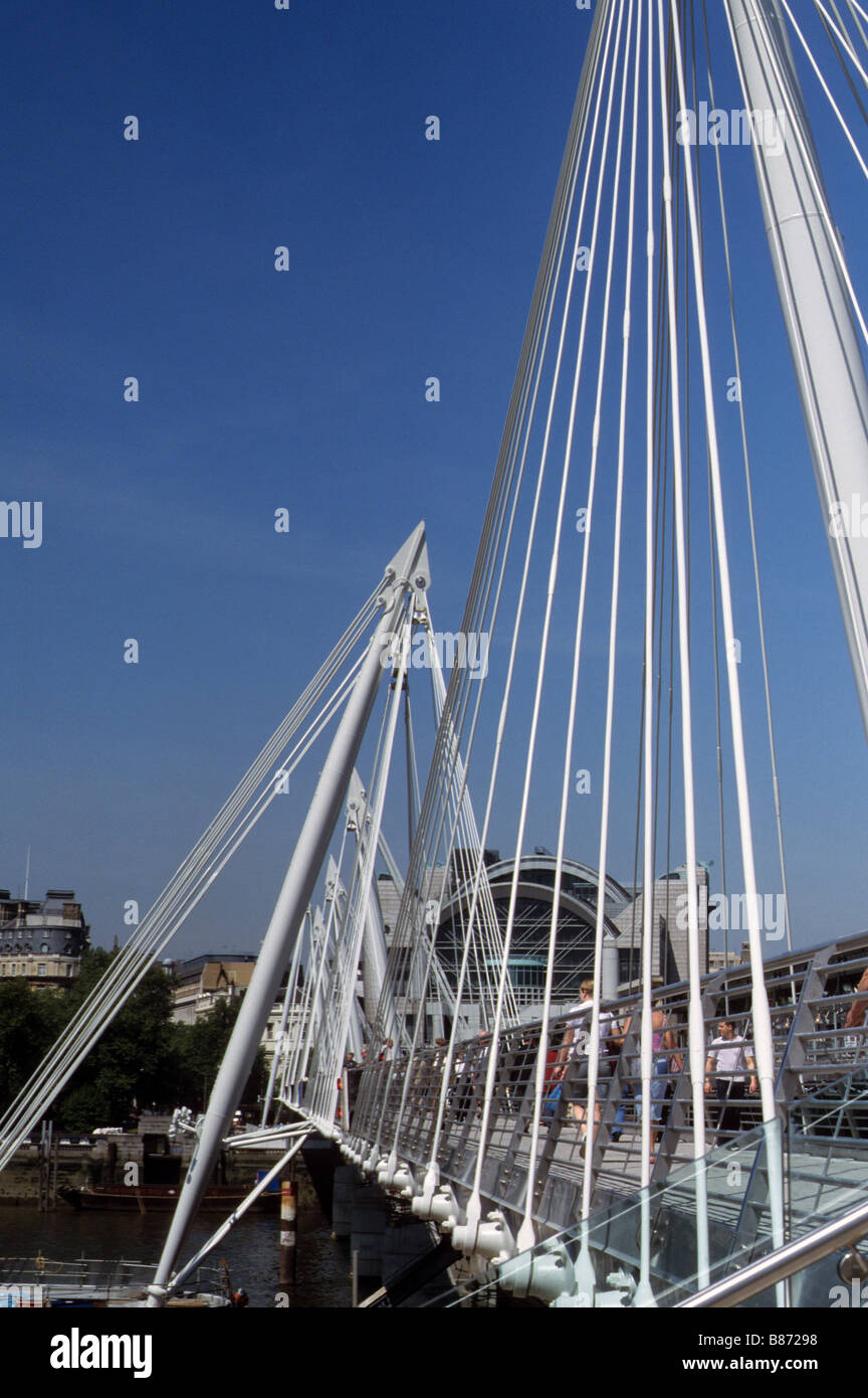 London, Hungerford Bridge, südlichen Golden Jubilee Bridge, Blick Richtung Charing Cross. Stockfoto