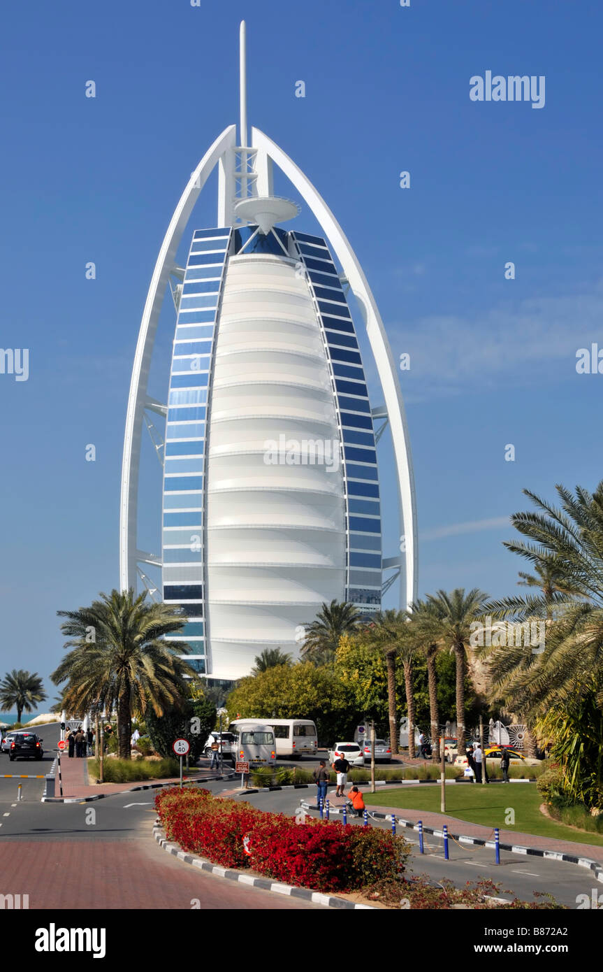 Dubais ikonischen Form der berühmten Burj Al Arab luxus Landmark Hotel Gebäude mit Hubschrauberlandeplatz alle auf einer künstlichen Insel Vereinigte Arabische Emirate Naher Osten Asien Stockfoto