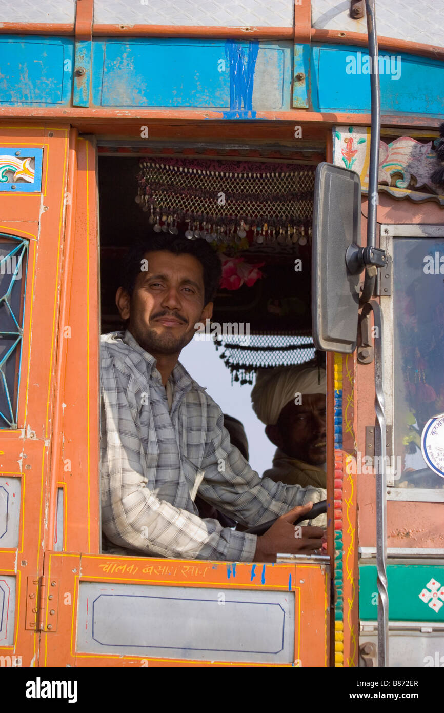 Treiber Mann indische Ortsbus Rajasthan Indien Stockfoto