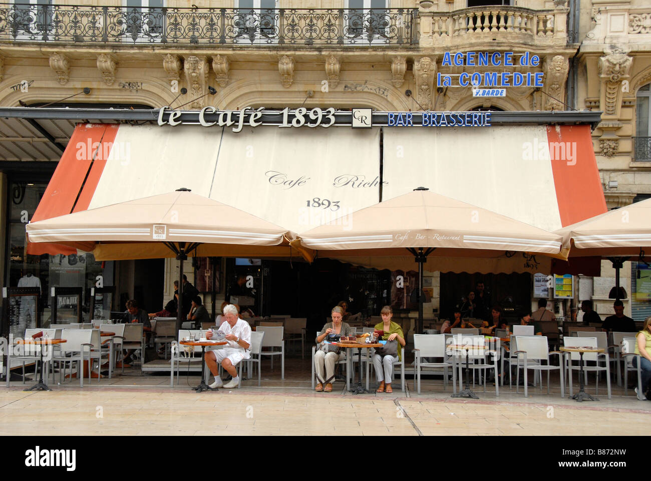 Leute sitzen in einem historischen Café, Place De La Comedie, Montpellier, Frankreich, Europa Stockfoto