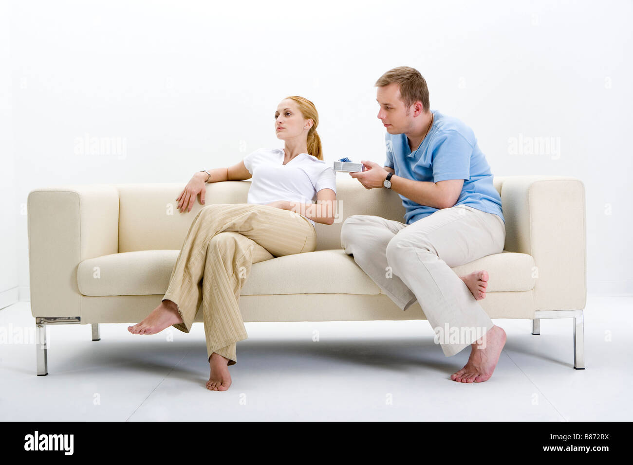 Junges Paar auf der Couch sitzen Stockfoto