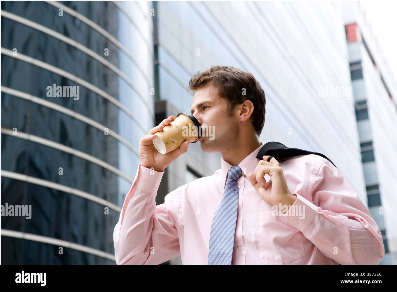 Geschäftsmann, trinken Kaffee mit Jacke auf rückseitige Ansicht von unten Stockfoto