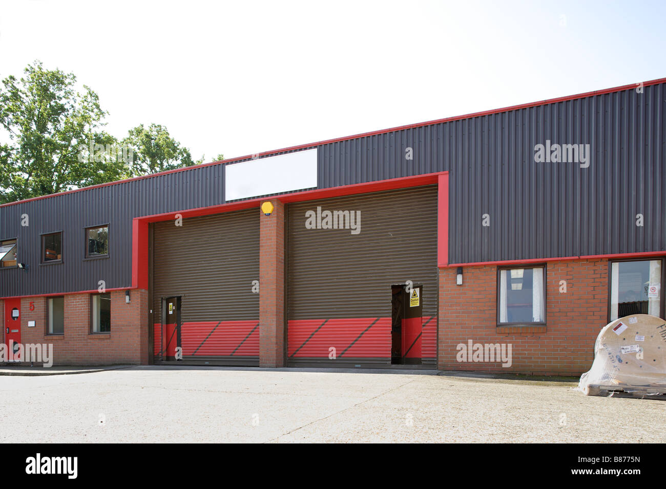 moderne Lagerhalle in einem Industriegebiet England UK Stockfoto