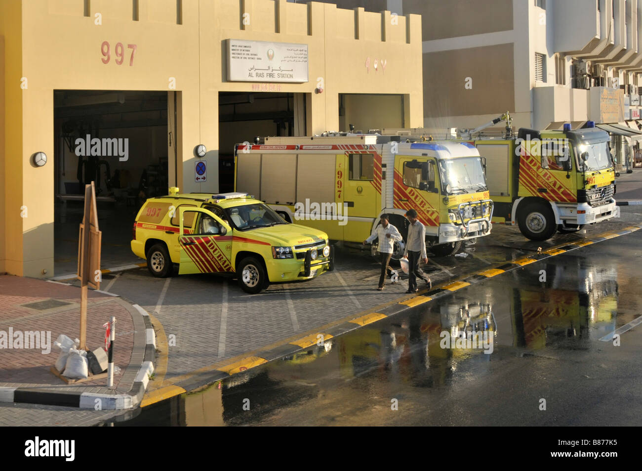Dubai Al Ras Feuerwehrleute Feuerwehr Engine Station & Civil Defense Feuerwehrfahrzeuge vor Feuerwehrgebäude Vereinigte Arabische Emirate VAE Naher Osten Stockfoto