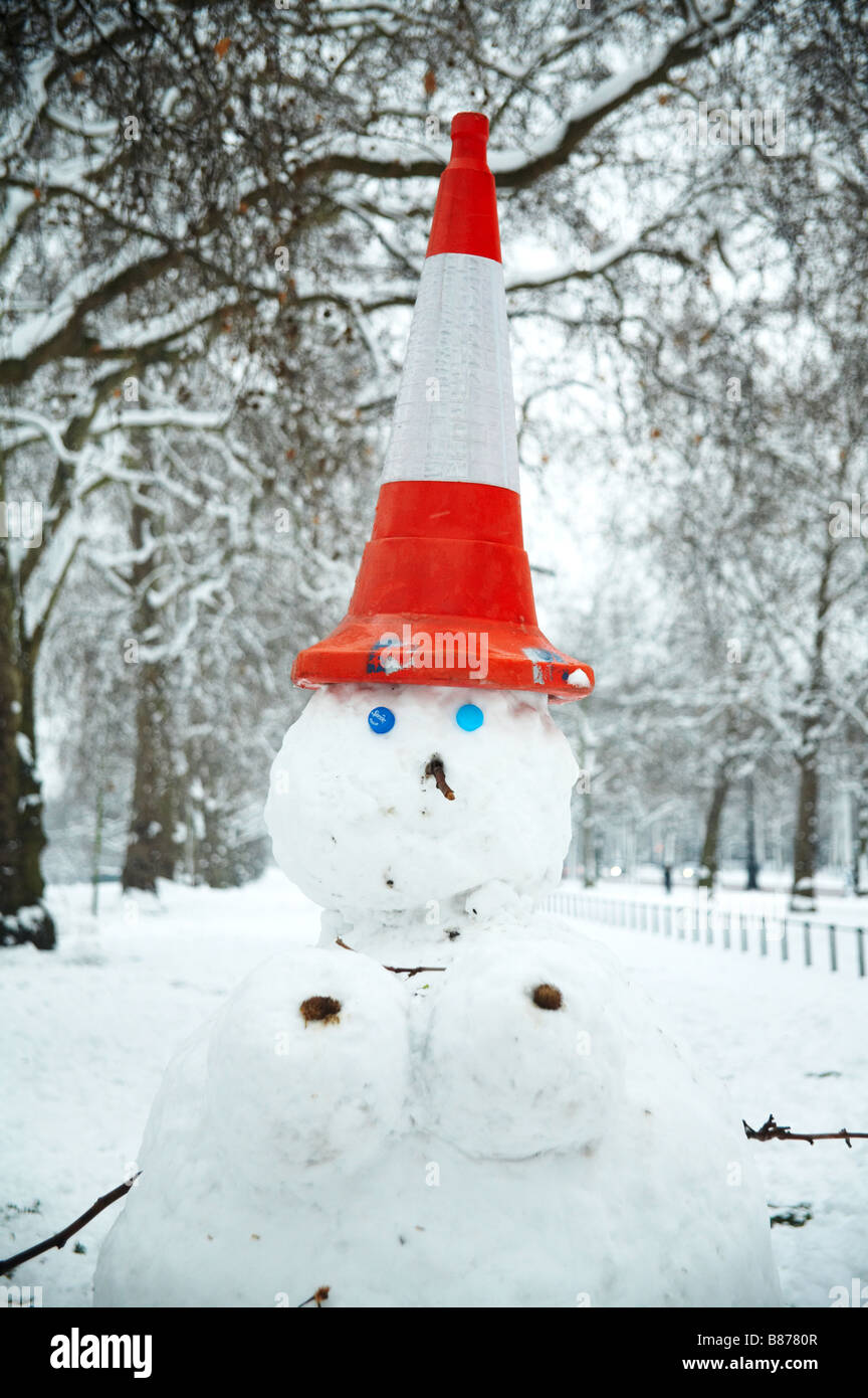 Schneemann in London England uk Winter Schnee Schneefall Stockfoto