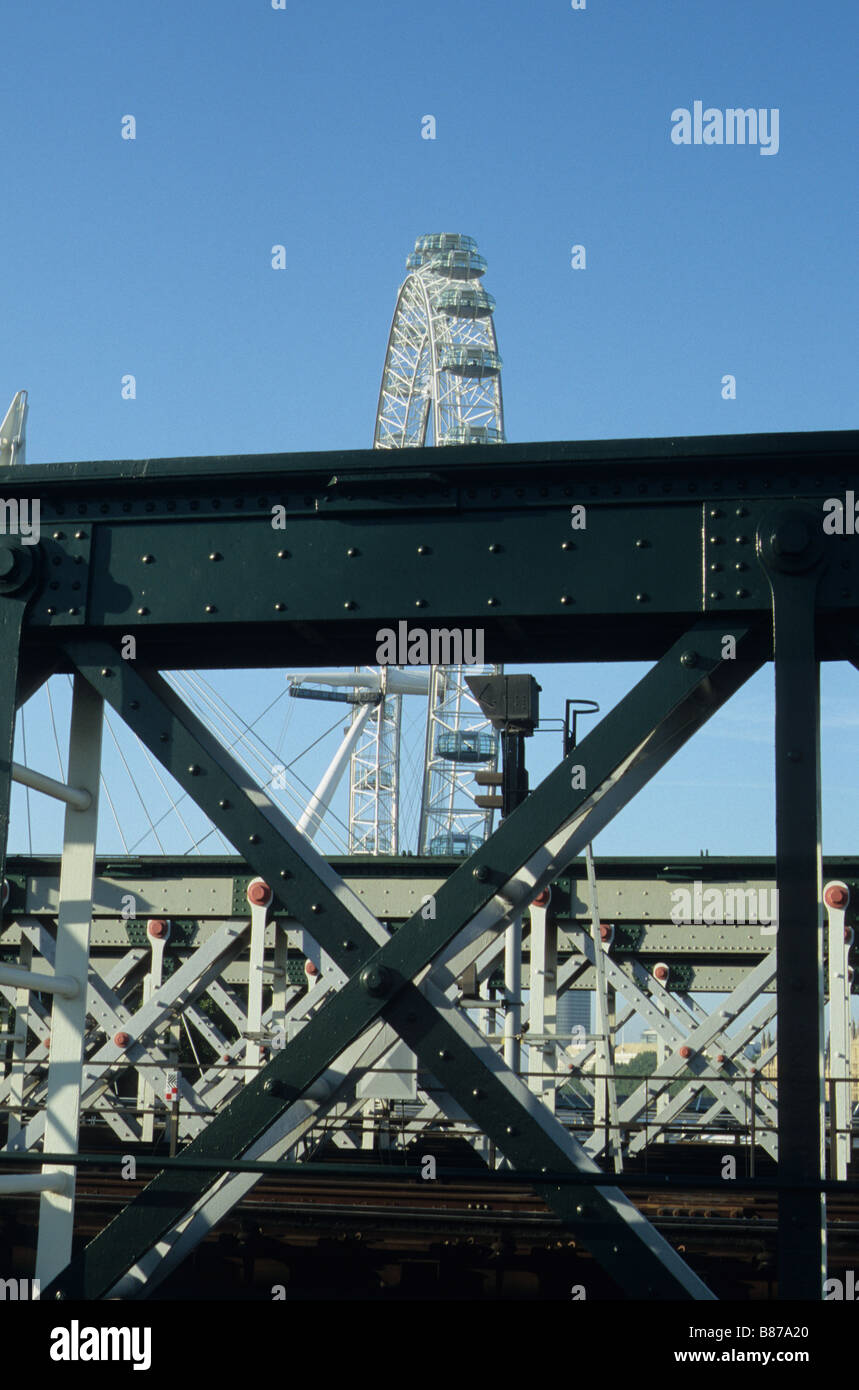 London, Detail der Hungerford Bridge bei Charing Cross, London Eye, Millennium Wheel hinter. Stockfoto