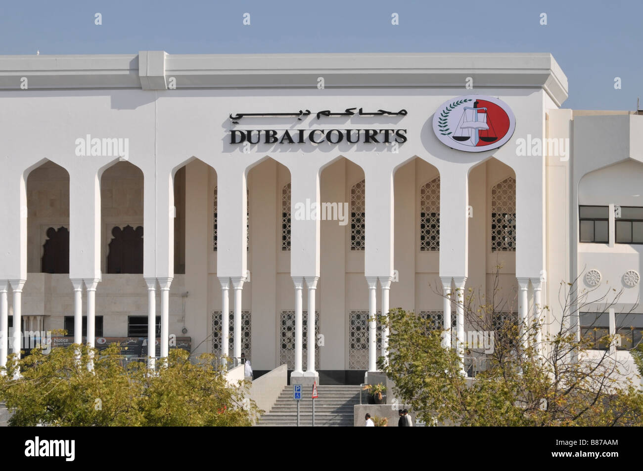 Dubai Teil der Law Courts Gebäude & Architektur zweisprachige Zeichen & Logo enthält Balancing Skalen der Gerechtigkeit Vereinigte Arabische Emirate VAE Naher Osten Stockfoto