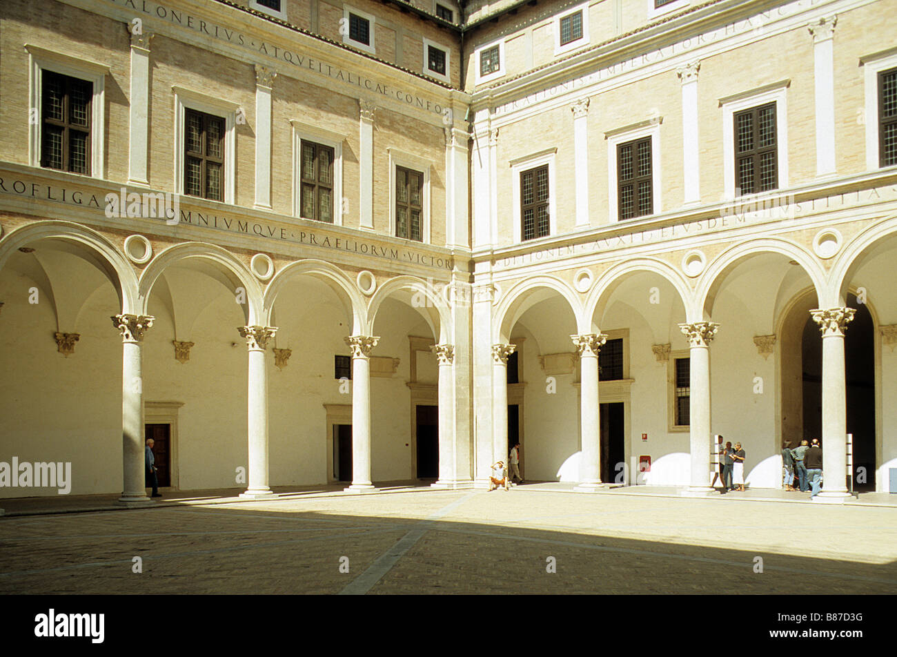 Urbino, Italien, Innenhof des Palais Ducal. Stockfoto