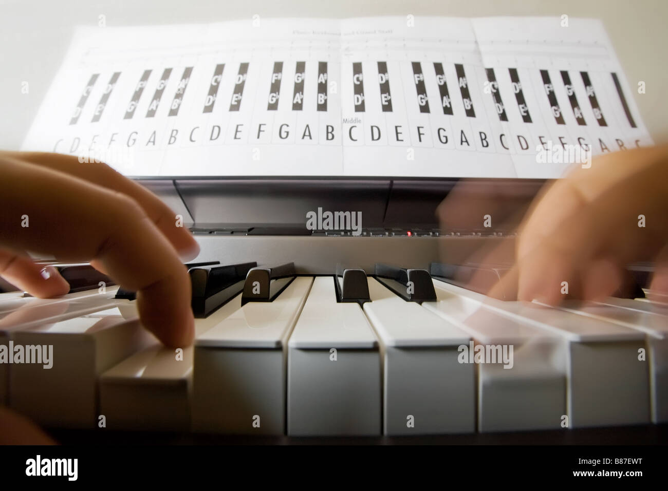 Klavierschülerin eine digitale-Piano zu spielen Stockfoto