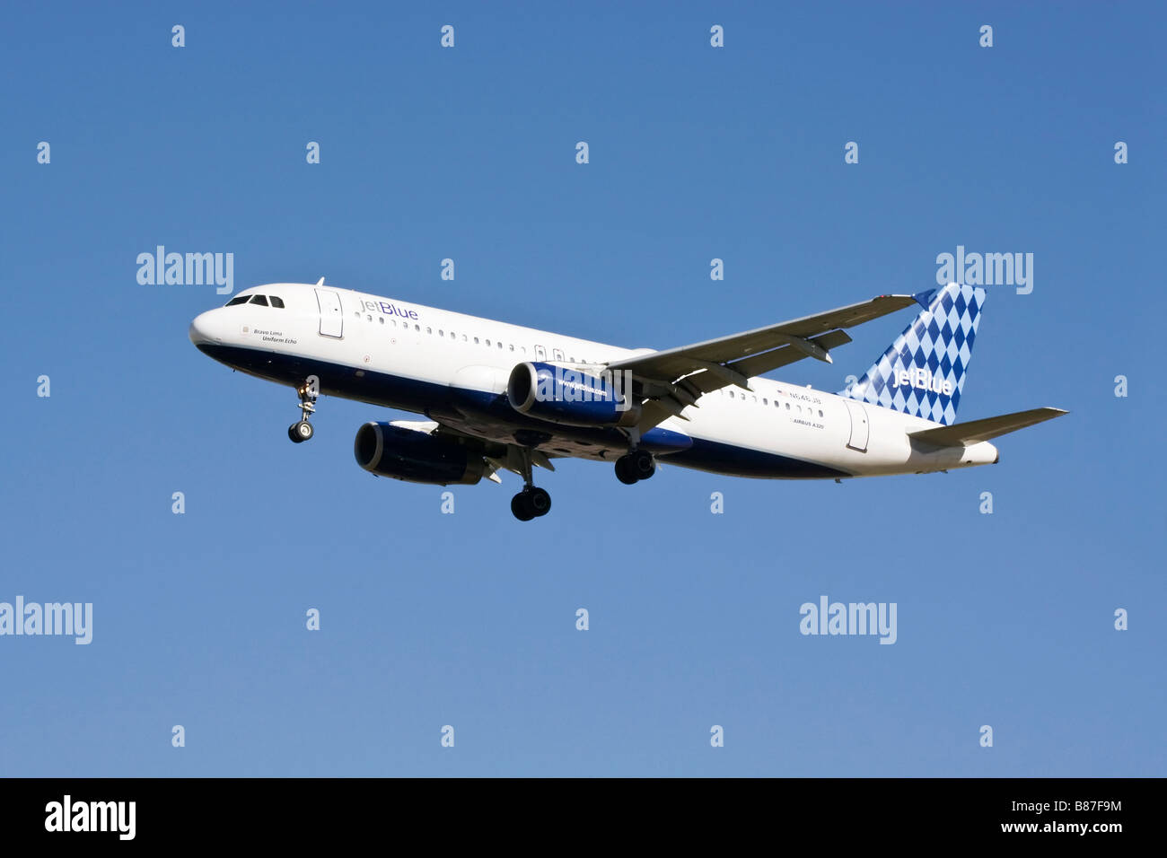 Ein Airbus A320 von Jet Blue Airlines auf Finale Stockfoto