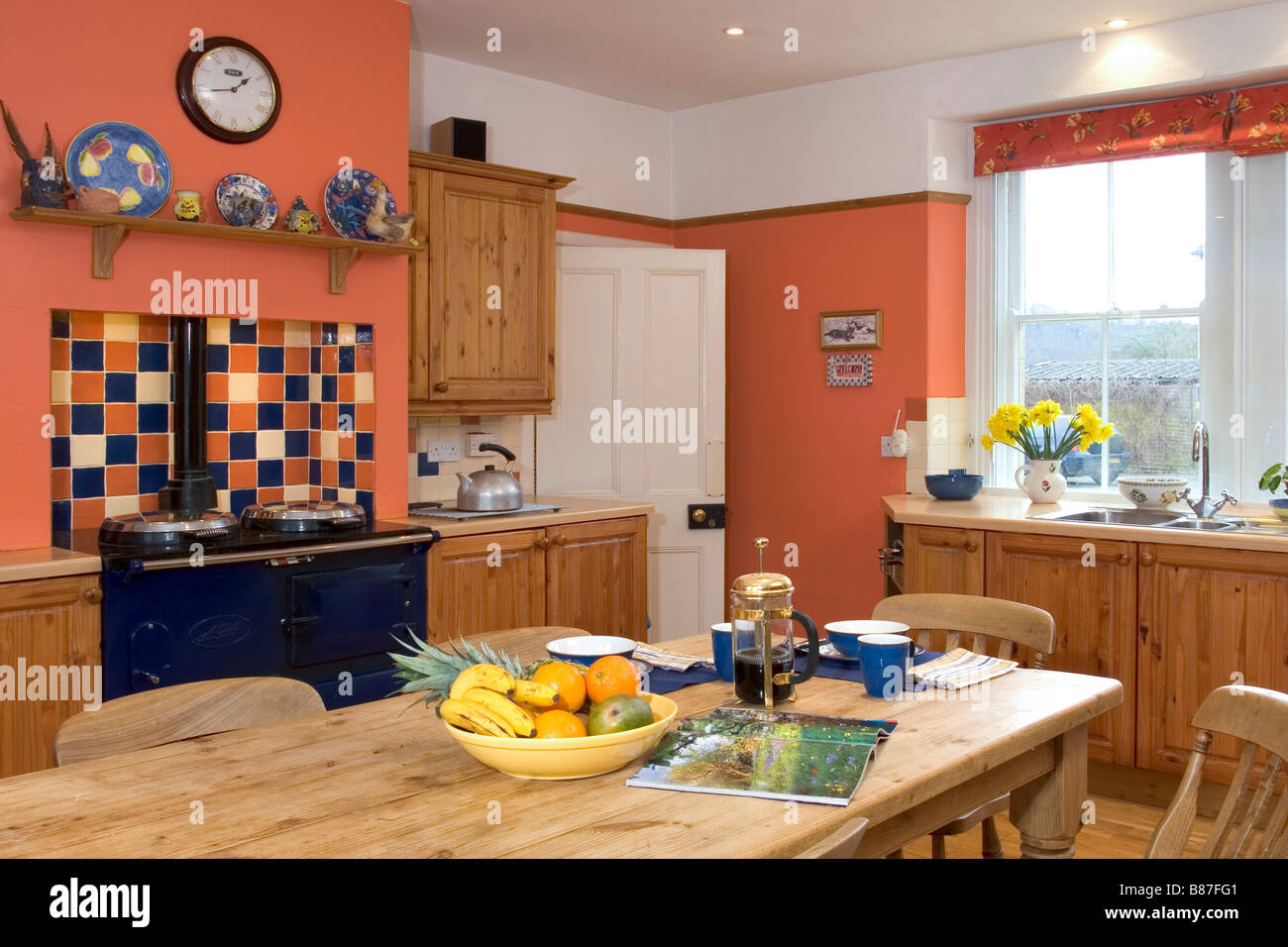 UK. Ein Haus, Inneneinrichtung, Küche und Essbereich. Stockfoto
