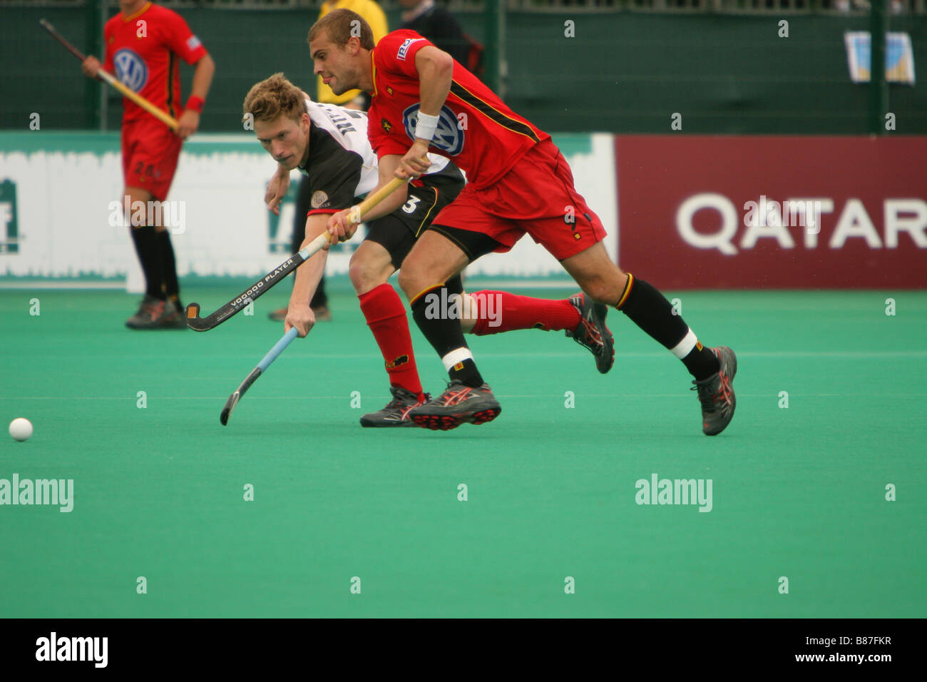 Hockey-Spieler im Wettbewerb bei der Euro-Nationen 2007 in Manchester uk. Belgien / Deutschland Stockfoto