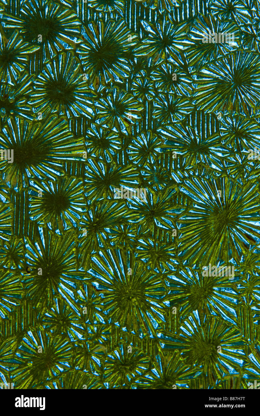 Abstraktes Bild von Shapes auf das Glas in eine alte Tür, erstellen ein kompliziertes Muster mit Farben und Formen Stockfoto
