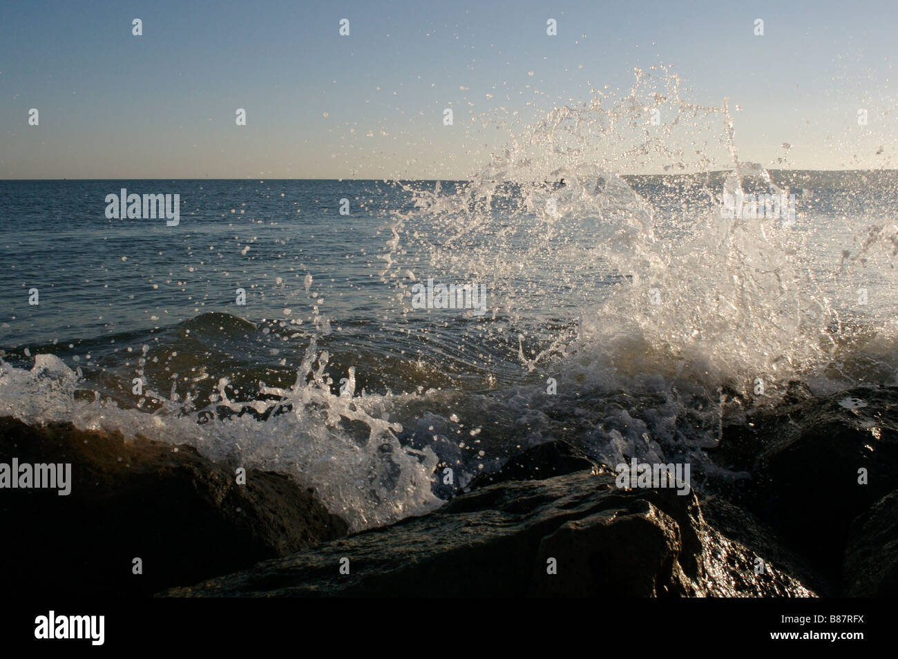 Wellen brechen sich am Felsen auf Sandbänken Poole. Stockfoto