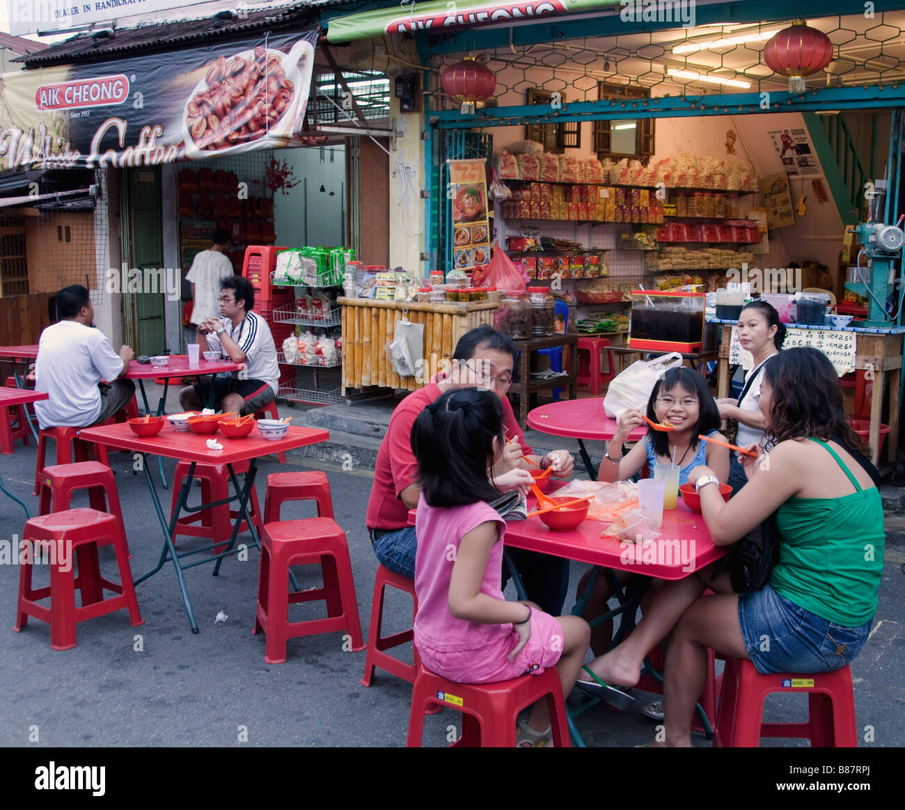 Malacca Malaysia Chinatown Nacht Markt Basar Stadt Straße Stadt China chinesische Familie Mann Frau Mädchen Stockfoto
