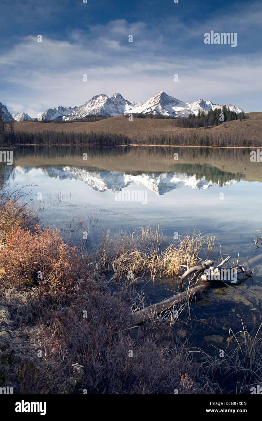 Rotbarsch-See und dem Sägezahn Gebirgszug in der Nähe von Sun Valley Idaho Stockfoto