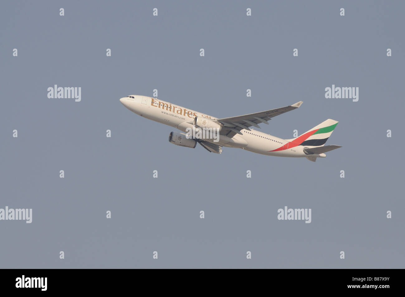 Emirate-Flugzeug im Flug Stockfoto