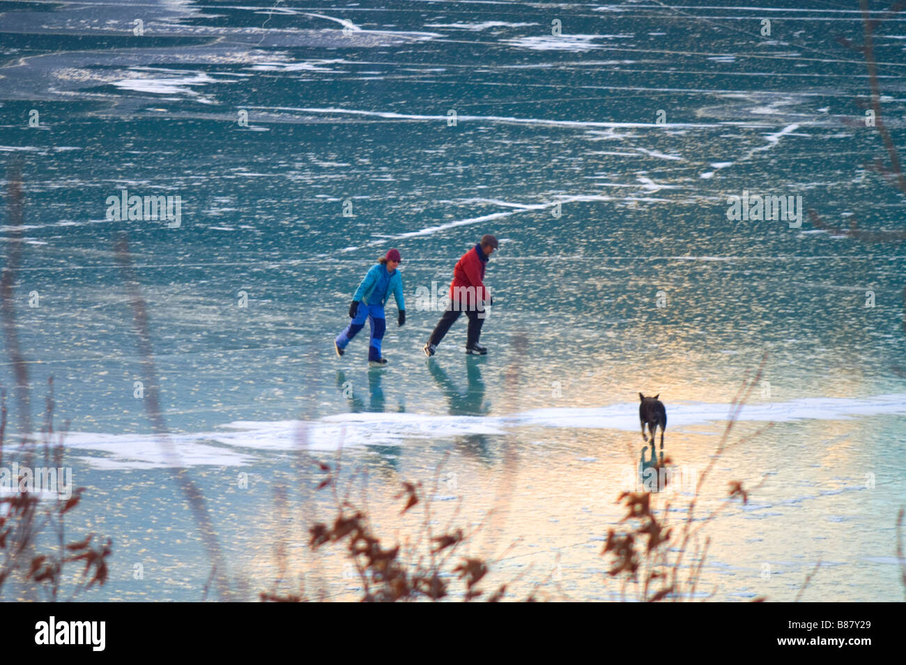Ice Skater Kenai Lake Moose Pass Alaska Stockfoto