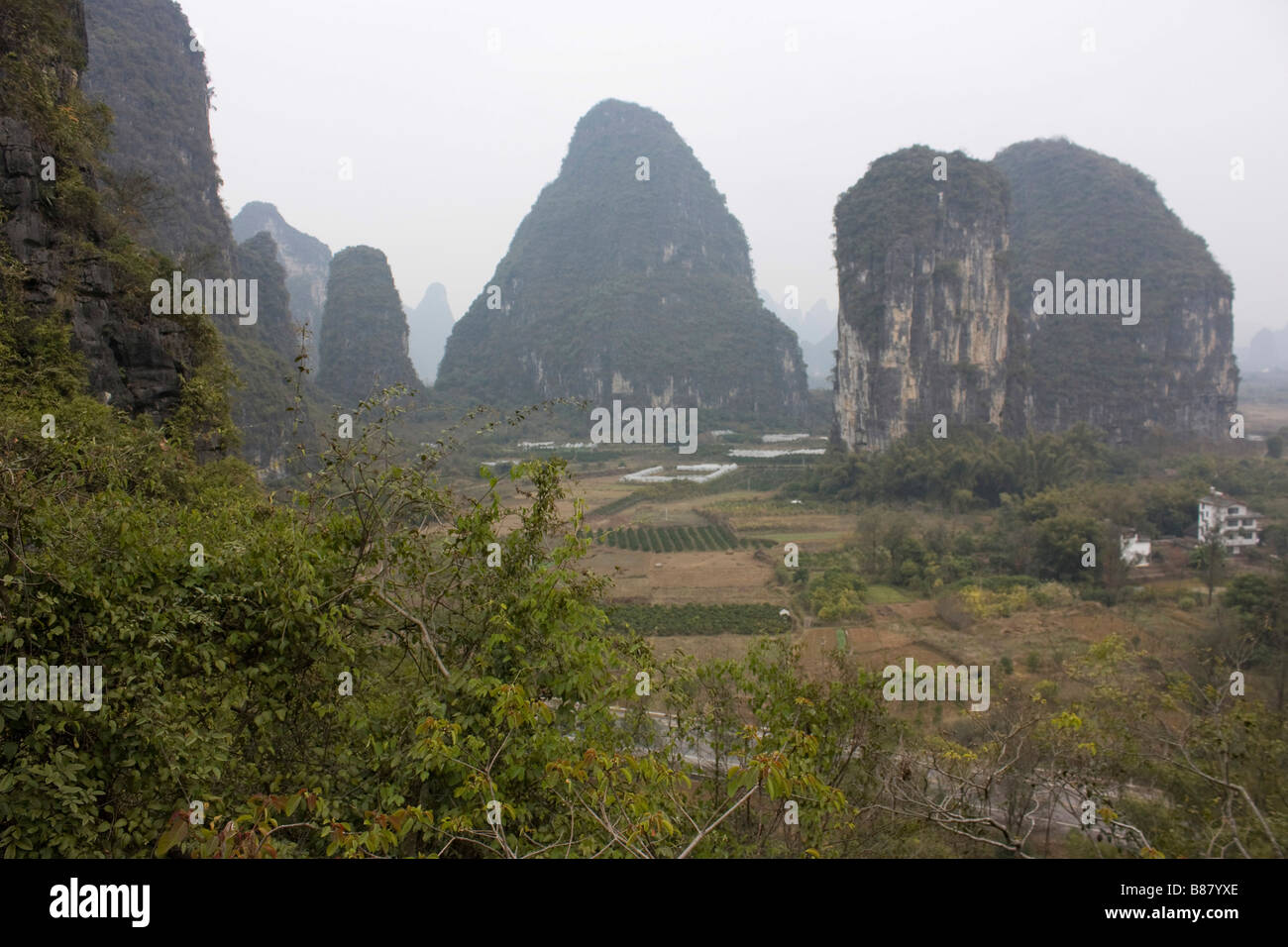 Kalksteine Zinnen sprießen an jeder Ecke, eine typische Landschaft in Yangshuo China Stockfoto