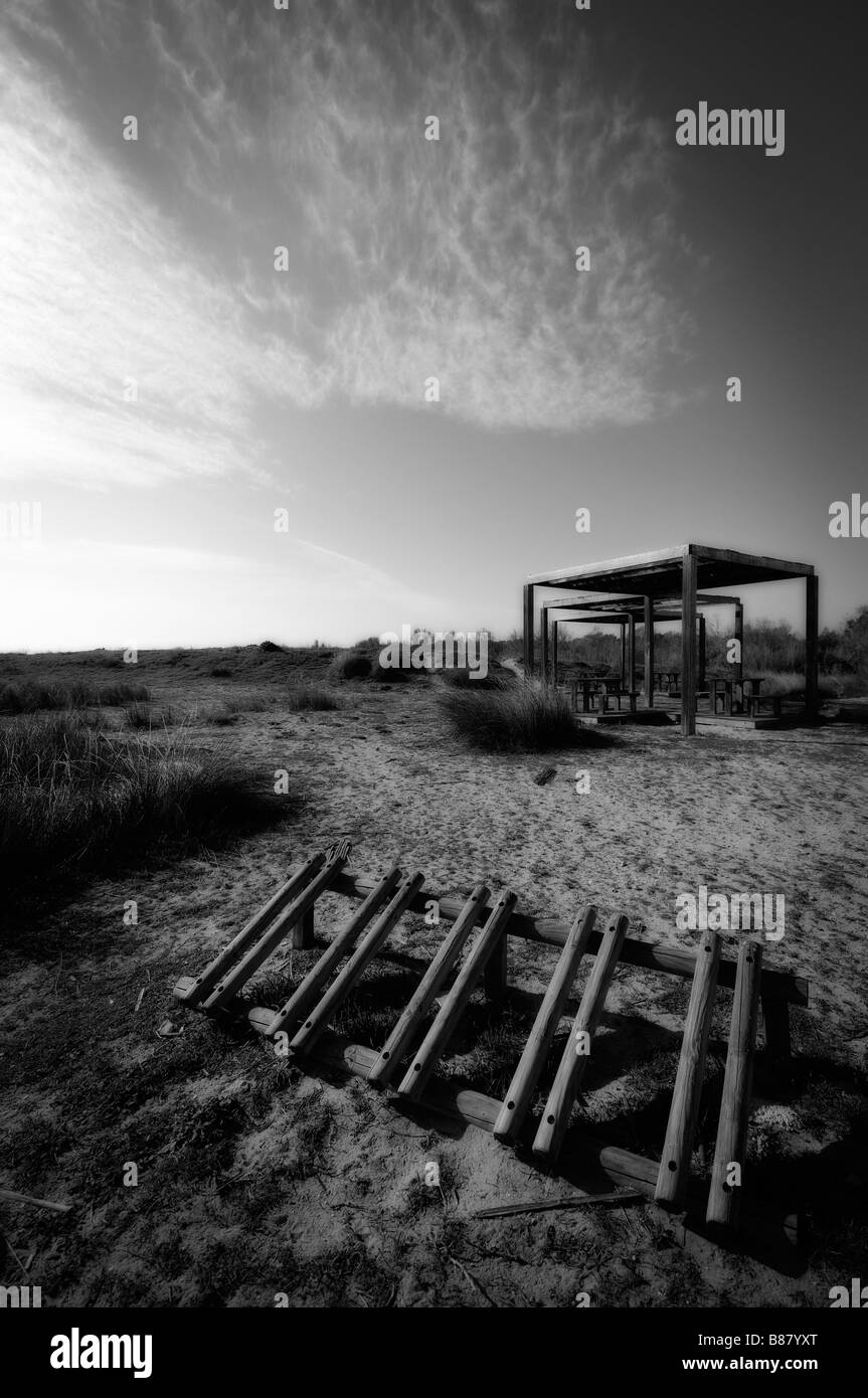 Holzkonstruktionen für Picknick und Fahrräder parken. Erholungsgebiet in der Nähe der Strände. El Saler. Comunidad Valenciana. Spanien Stockfoto