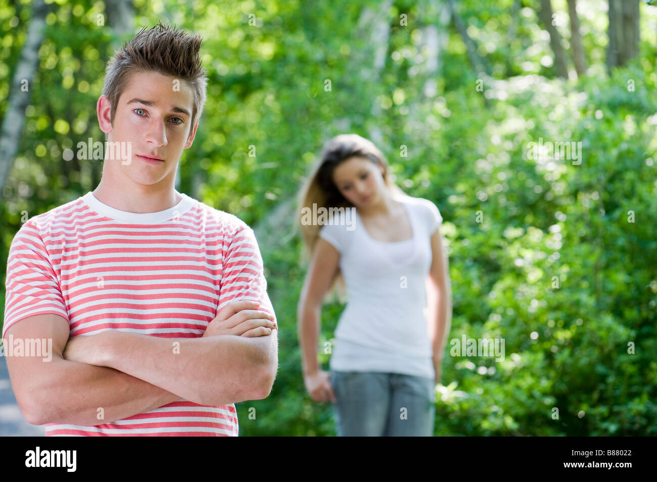Ein Porträt von einem jungen Mann und seine Freundin in der Ferne Stockfoto