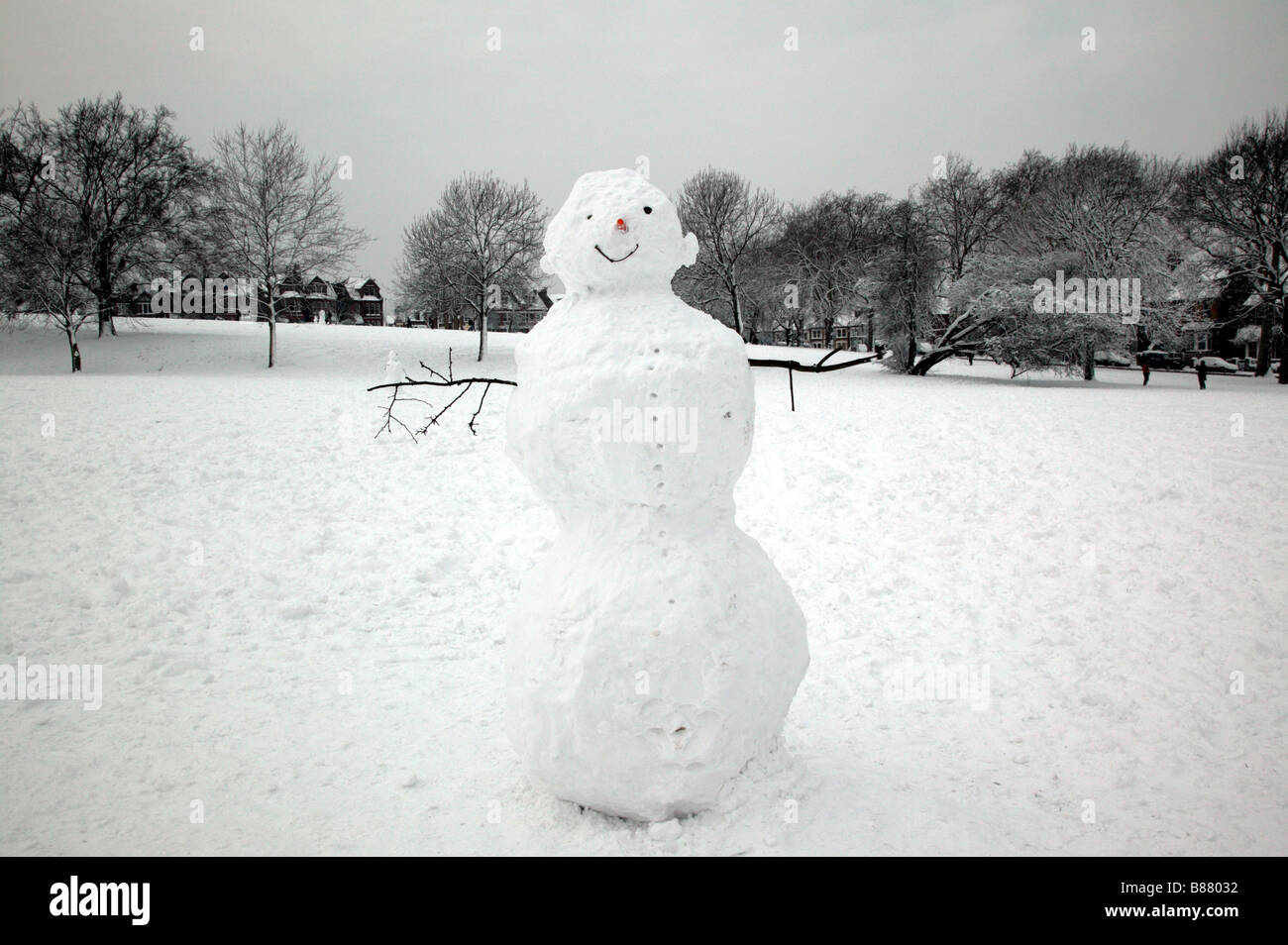 Freundliche Schneemann im hügeligen Felder Park, Lewisham Stockfoto