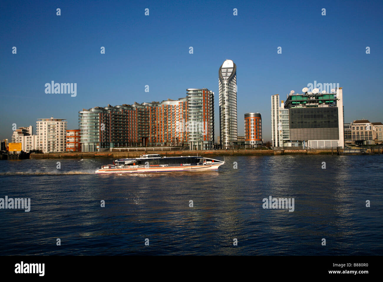 Thames Clipper auf der Themse von New Providence Wharf, einschließlich Ontario Tower und Reuters Gebäude in Leamouth, London Stockfoto