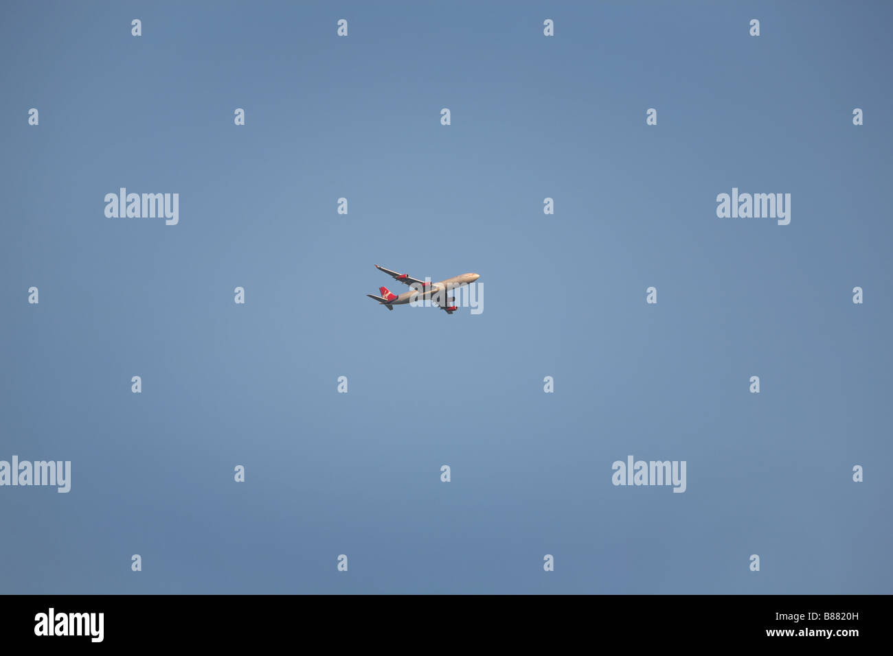 Ein Flugzeug über London Stockfoto