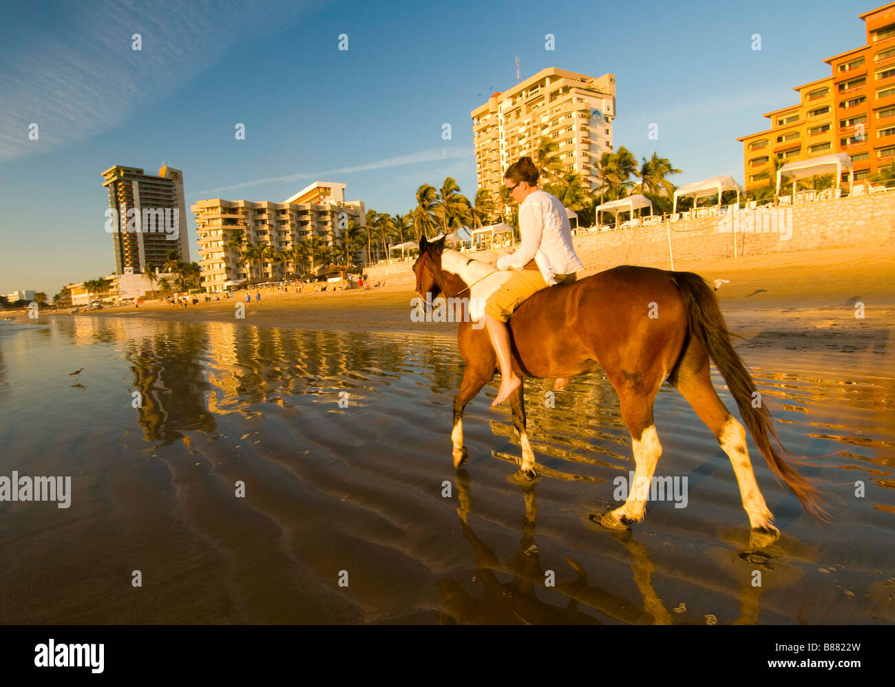 Mexiko SINOLA Zustand MAZATLAN Frau bareback malen reiten am Strand in der Golden Beach Stockfoto