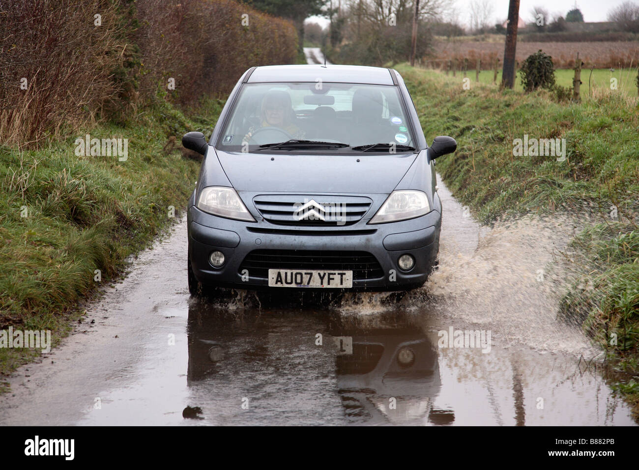 Autofahren auf überfluteten Straße. Stockfoto