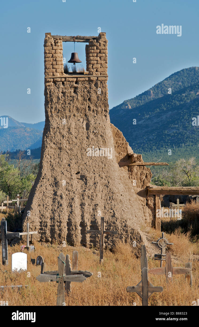 Indische Friedhof mit bleibt der alten San Geromino Kirche Taos Pueblo New Mexico USA Stockfoto