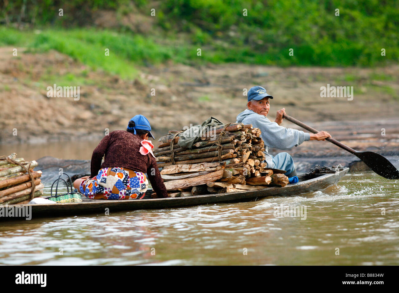 Kolonisten, die Transport von Brennholz mit dem Kanu im peruanischen Amazonasgebiet Stockfoto