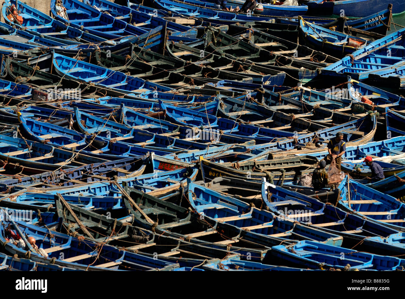 Einige alte Fischerboote liegen im Meer an der Küste von Essaouira Marokko Afrika Stockfoto