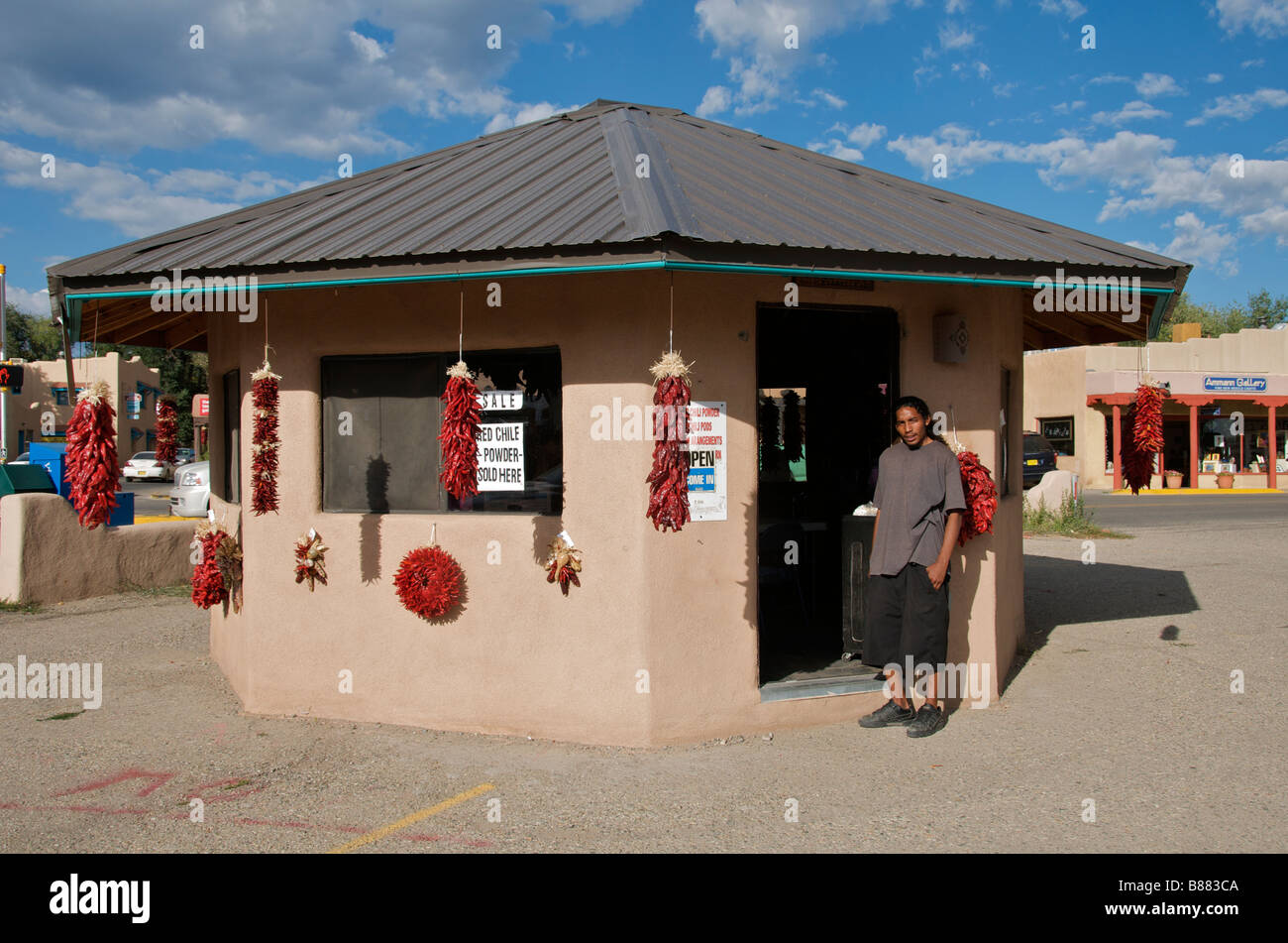 Achteckiges Gebäude Chilischoten mit indischen Ladenbesitzer Taos New Mexico USA verkaufen Stockfoto