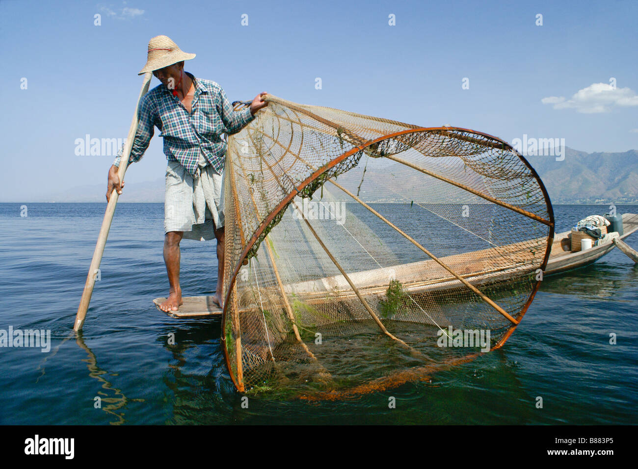 Intha Bein Rudern Fischer mit Korb Netto am Inle-See, Myanmar (Burma) Stockfoto